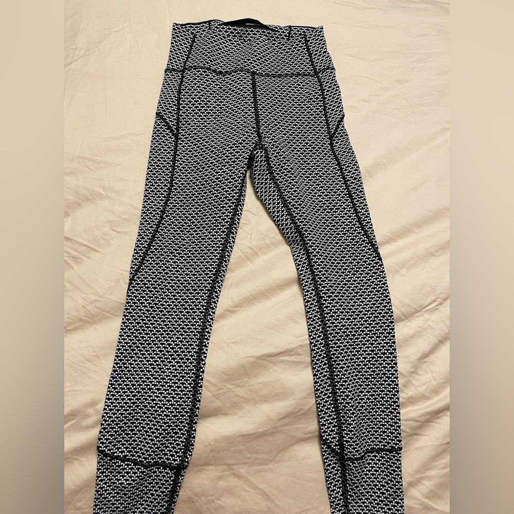 Beautiful lululemon leggings. Only worn few times